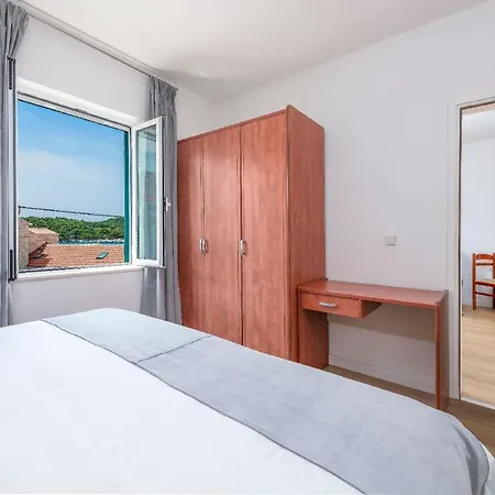 Mit Einem Schlafzimmer Štikovica